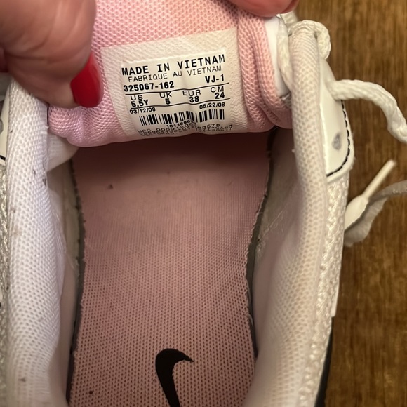 Nike Shock Shoes . 5.5 Youth which equates 7.5 women size . Pink/black and white - Picture 3 of 4